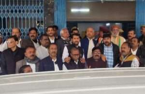 ध्वस्त मणिकर्णिका घाट के पुनर्निर्माण को लेकर कांग्रेस का विरोध प्रदर्शन