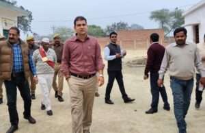 जिलाधिकारी ने ग्राम रघुनाथपुर में उच्च प्राथमिक विद्यालय एवं पंचायत भवन का किया निरीक्षण