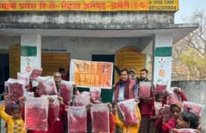 प्राथमिक विद्यालय सरुवावां में 36 बच्चों को मिला स्वेटर