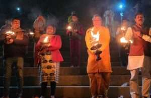 मौनी अमावस्या पर ओमघाट में गंगा आरती, भक्तों ने किया दीपदान