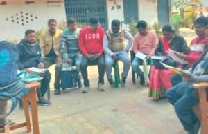 मतदाता बूथ पर उपस्थित रहते हुए मतदाता सूची संबंधी कार्यों का किया निष्पादन