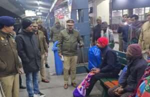 जिलाधिकारी एवं वरिष्ठ पुलिस अधीक्षक ने रैन बसेरों का निरीक्षण कर शीतलहर में आमजन को राहत देने के दिए निर्देश