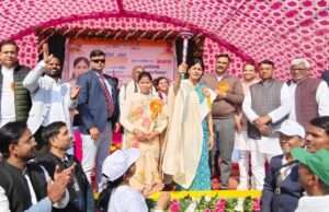 भिस्कूरी खेल मैदान में सांसद खेल महोत्सव का अनुप्रिया पटेल ने मसाल जलाकर किया शुभारंभ