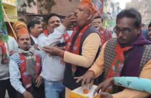 महाराष्ट्र निकाय चुनाव में भाजपा की बंपर जीत,भाजपा कार्यकर्ताओं ने जश्न मनाकर बांटी मिठाइयां