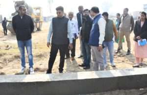 रेल लाइन परियोजना में तेजी लाने के लिए डीएम ने छितौना में निर्माणाधीन ओवरब्रिज का लिया जायजा