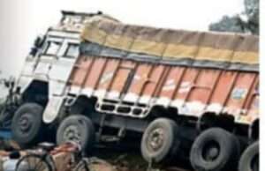 अनियंत्रित ट्रक रसगुल्ले कि दो दुकान मे घुसी दो दुकानों को रौंदा