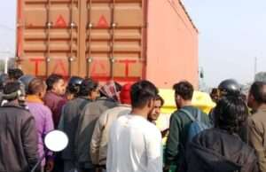 ऑटो रिक्शा ने कंटेनर को पीछे से टक्कर मारी चालक गंभीर रूप से घायल, अस्पताल में भर्ती