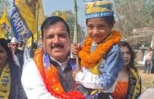 आप सांसद संजय सिंह की पदयात्रा में नन्हा सिपाही अली बना चर्चा का केंद्र
