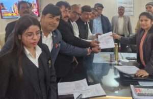 संसद के बजट सत्र में पारित हो अधिवक्ता सुरक्षा अधिनियम, डीएम को सौंपा ज्ञापन