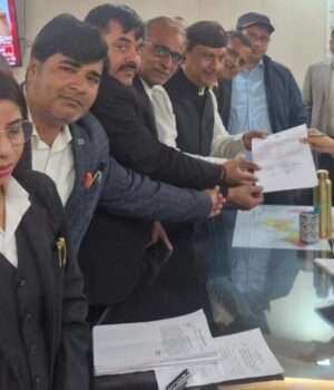 संसद के बजट सत्र में पारित हो अधिवक्ता सुरक्षा अधिनियम, डीएम को सौंपा ज्ञापन