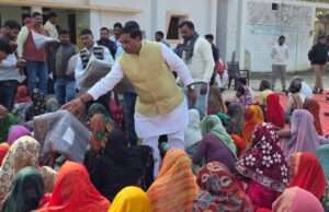 विधायक रमाशंकर पटेल ने जरूरतमंदों को निःशुल्क कंबल किया वितरण