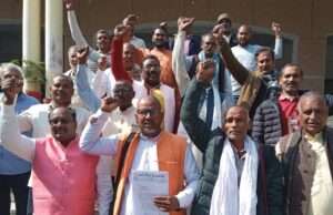 किसानों को अनदेखा कर मिलरो का तौला जा रहा धान, किया प्रदर्शन