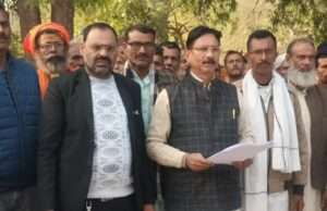 देवलाल के ग्रामीणों ने सहकारी भवन निर्माण को लेकर जिलाधिकारी से शिकायत की