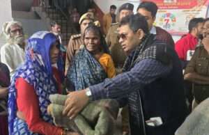 जिलाधिकारी ने गरीब व असहाय वृद्ध महिलाओं को कंबल किए वितरित