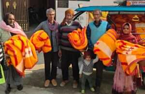 शीतलहर के प्रकोप के बीच इंडियन रेडक्रॉस सोसाइटी ने जरूरतमंदों को बांटे कंबल