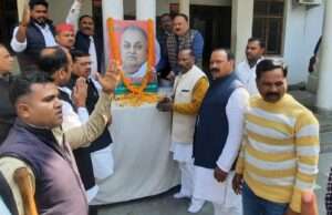 सपा कार्यालय पर मनाई गई जनेश्वर मिश्र की पुण्यतिथि