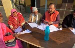 चौपाल में जिला पंचायत सदस्य अजय सिंह ने ग्रामीणों को दी जानकारी