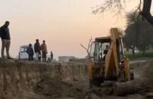 घूरपुर थाना अंतर्गत क्षेत्र कंजासा मे हो रहे अवैध बालू खनन की शिकायत पर कौधियाया एसीपी द्वारा अवैध घाटों को कराया गया बंद