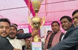 क्रिकेट प्रतियोगिता में विजेता का ट्रॉफी जलालपुर ने जीता