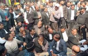 अधिवक्ता की हत्या से आक्रोश, वकीलों ने कार्य बहिष्कार कर किया रोड जाम