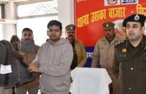 थाना समाधान दिवस पर जिलाधिकारी और पुलिस अधीक्षक ने असहायों को बांटे कंबल