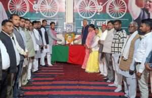 समाजवादी पार्टी कार्यालय में मनाई गई जनेश्वर मिश्र की पुण्यतिथि