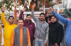 व्यापारी नेताओं ने पार्क में झाड़ू-पोंछा उठाकर किया सफाई