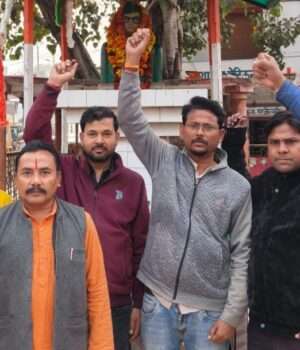 व्यापारी नेताओं ने पार्क में झाड़ू-पोंछा उठाकर किया सफाई