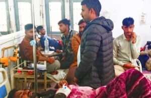 बोलेरो अनियंत्रित होकर पेड़ से टकराई, खंती में पलटने से पाँच लोग घायल