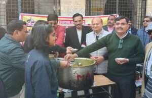 राजकीय इंटर कॉलेज में प्राक्तन छात्र संगठन द्वारा खिचड़ी वितरण