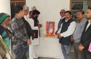 सपा कार्यालय पर मनी समाजवादी जननायक भारतरत्न कर्पूरी ठाकुर की जयंती