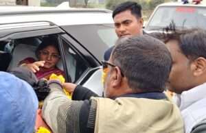 कार्यकर्ताओं ने पाली बॉर्डर पर सांसद अनुप्रिया पटेल का किया जोरदार स्वागत