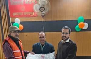 गौवंश को सर्दी से बचाने हेतु रेडक्रॉस ने उपलब्ध कराईं 50 तिरपाल