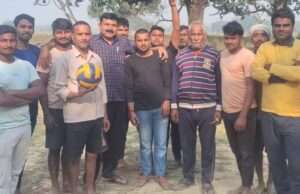 फुटबॉल खेल प्रतियोगिता के दौरान खिलाड़ियों से मिले एहसान ख़ां, युवाओं का बढ़ाया हौसला