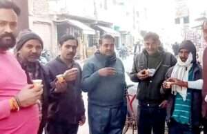 लोहड़ी पर्व पर समाजसेवी व व्यापारी नेता ने किया चाय वितरण