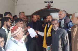 जिला पंचायत में व्याप्त भ्रष्टाचार को लेकर ग्रामीणों के साथ जिला पंचायत सदस्य ने किया प्रदर्शन, नारेबाजी कर सौंपा ज्ञापन