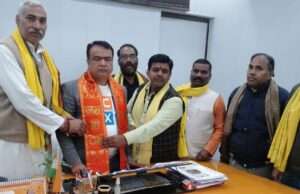 अलाव न जलने से गरीबों को हो रही परेशानी, श्री राम सेना ने नगर पालिका को सौंपा ज्ञापन