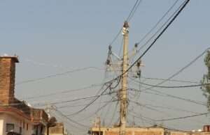 सिर पर झूलते बिजली के तार दे रहे हादसों को दावत