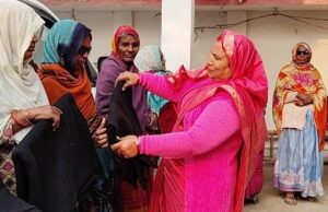 नववर्ष पर मानवता की मिसाल पेश करते हुए हेमलता पटेल ने जरूरतमंदों में बांटे कंबल