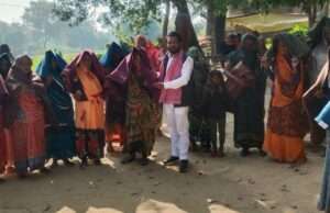 सपा नेता पवन सोनकर ने असहाय जरूरतमंदों को बांटे कंबल