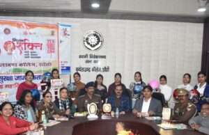 सड़क सुरक्षा व मिशन शक्ति अभियान के तहत छात्राओं को वितरित किए गए हेलमेट