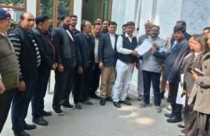 बजट सत्र में अधिवक्ता सुरक्षा अधिनियम विधेयक को लेकर वकीलों ने चलाया हस्ताक्षर अभियान, सौंपा ज्ञापन