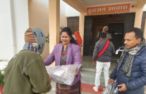 अपर जिलाधिकारी ने वृद्धाश्रम में वृद्धजनों को किया कम्बल वितरण