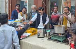 मकर संक्रांति पर्व पर हनुमान मंदिर कमेटी ने राहगीरों को वितरित किया चाय व ब्रेड