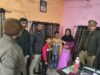 पतंग लेने निकले दो बच्चे रास्ते भटके, पुलिस ने परिजनों से मिलाया