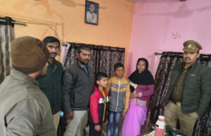 पतंग लेने निकले दो बच्चे रास्ते भटके, पुलिस ने परिजनों से मिलाया