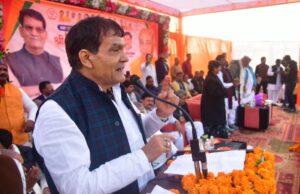 डुमरियागंज सांसद जगदंबिका पाल के जन्मदिवस पर तुलसियापुर में कंबल वितरण, मंत्री ए के शर्मा हुए शामिल