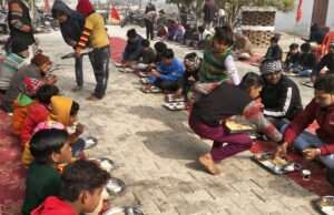 मकर संक्रांति के अवसर पर नगर में कई जगहों पर खिचड़ी भोज का आयोजन