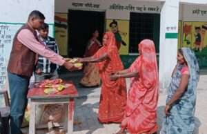 पूर्व ग्राम प्रधान प्रतिनिधि ने बच्चों को बांटे उपहार