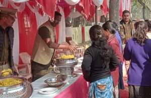 मकर संक्रांति पर मुंशीगंज में खिचड़ी वितरण का आयोजन